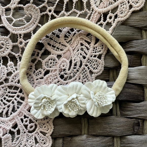 3/$20 🔷 Dainty Neutral White Baby Girls Flower Headband - Picture 2 of 3